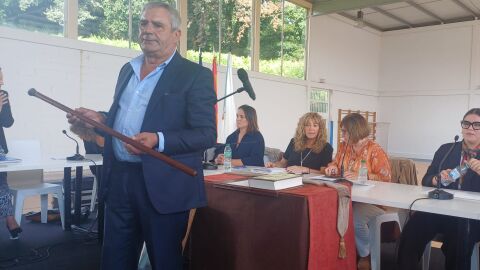 José Luís Fernández Mouriño, co bastón de mando de Carral José Luís Fernández Mouriño, co bastón de mando de Carral