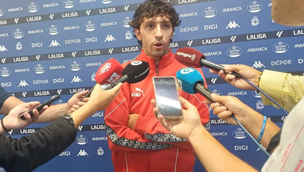 César Gelabert, del Sporting de Gijón, en zona mixta de Riazor César Gelabert, del Sporting de Gijón, en zona mixta de Riazor