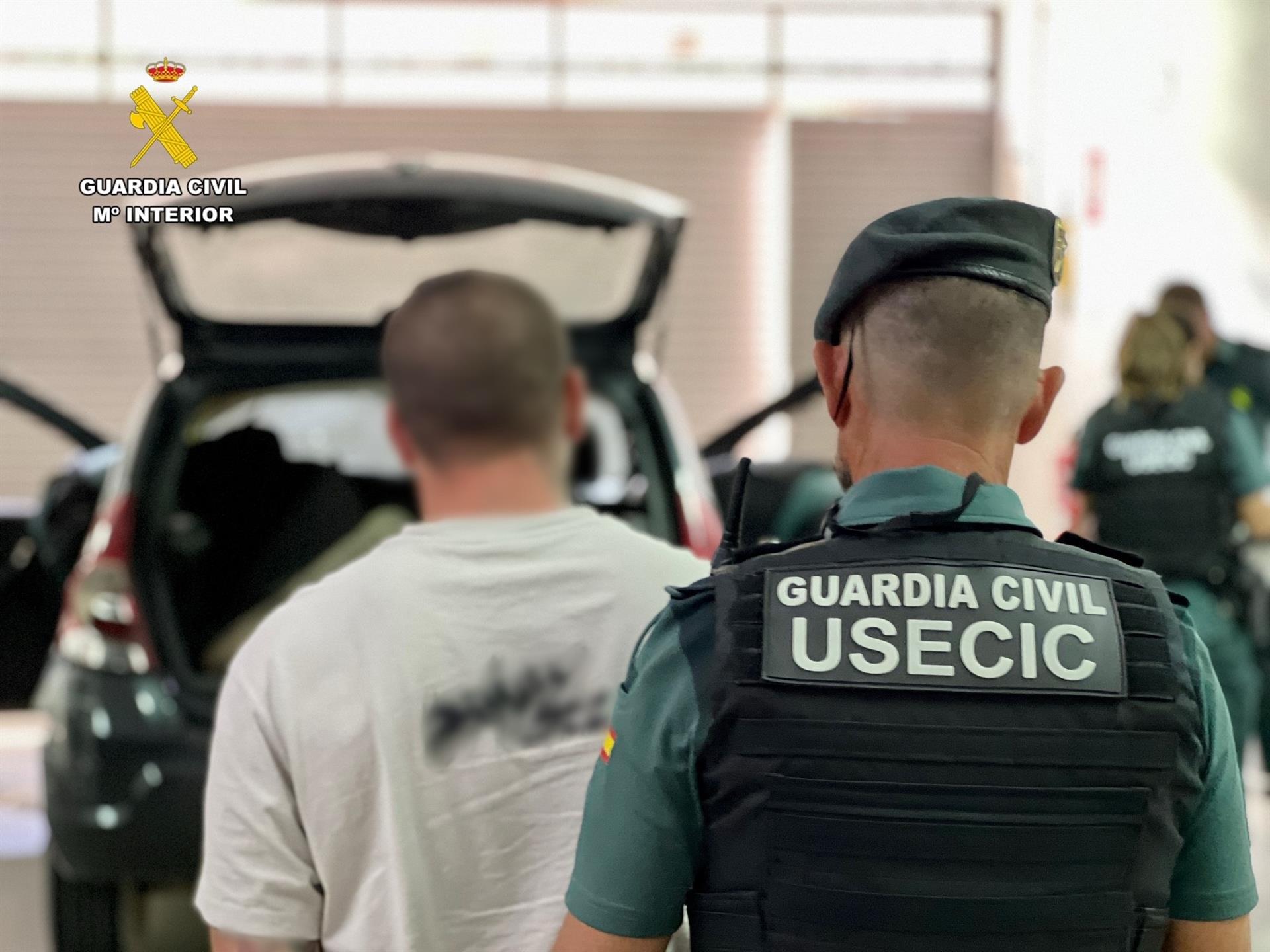 Detenido un conductor de 33 años cuando circulaba cerca de Cáceres con 14 kilos de hachís en su vehículo Detenido un conductor de 33 años cuando circulaba cerca de Cáceres con 14 kilos de hachís en su vehículo