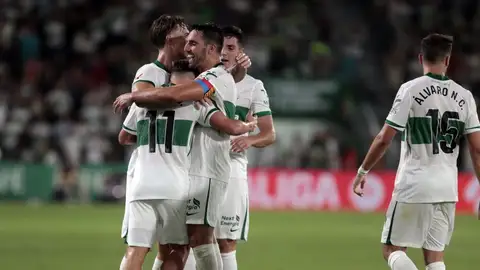 Bigas y Affengruber abrazan a Germán Valera tras su gol ante el Betis. Bigas y Affengruber abrazan a Germán Valera tras su gol ante el Betis.