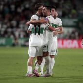 Bigas y Affengruber abrazan a Germán Valera tras su gol ante el Betis.