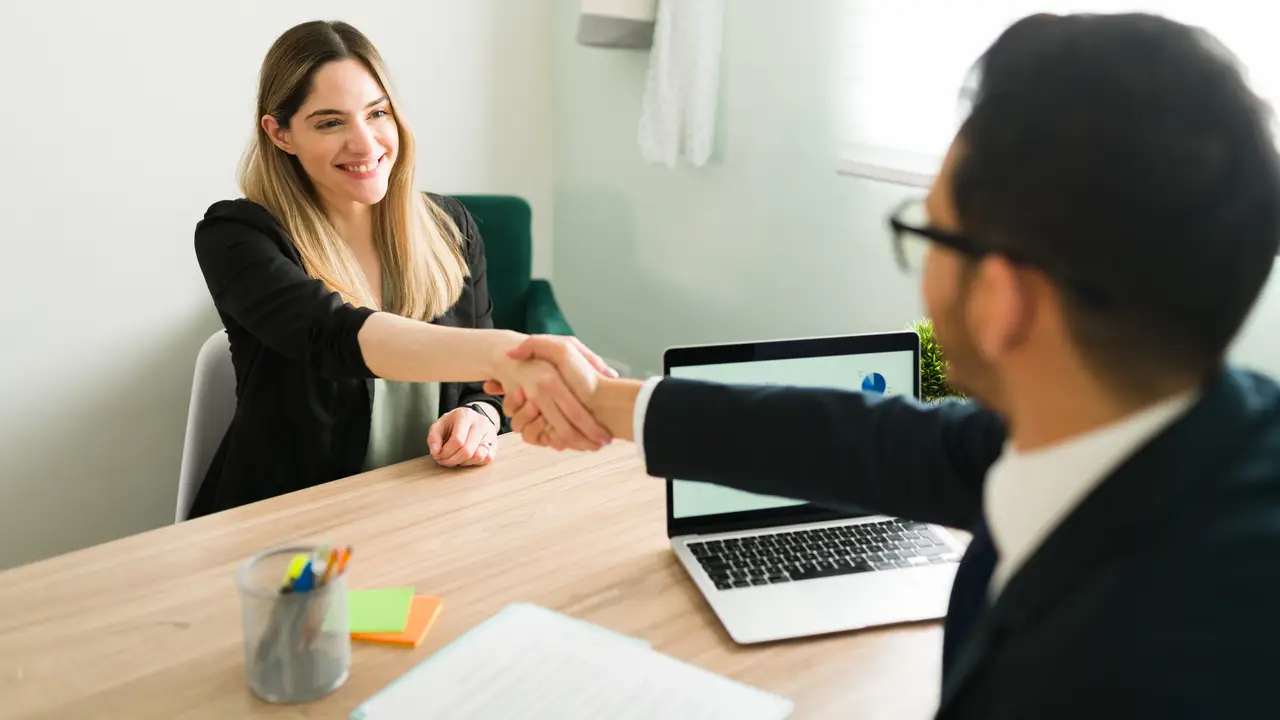 Los modernitos: Las primeras pantallas de nuestros mayores y la 'tinderización' de la búsqueda de empleo