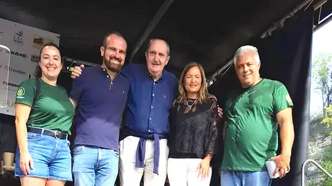 El presidente del Círculo de los Quesos Asturianos Javier Escobio, junto a la directora de Recursos Naturales, Begoña López, el Alcalde de Piloña, Iván Allende y los responsables de la Asociación de Sidra Casera Piloñesa El presidente del Círculo de los Quesos Asturianos Javier Escobio, junto a la directora de Recursos Naturales, Begoña López, el Alcalde de Piloña, Iván Allende y los responsables de la Asociación de Sidra Casera Piloñesa