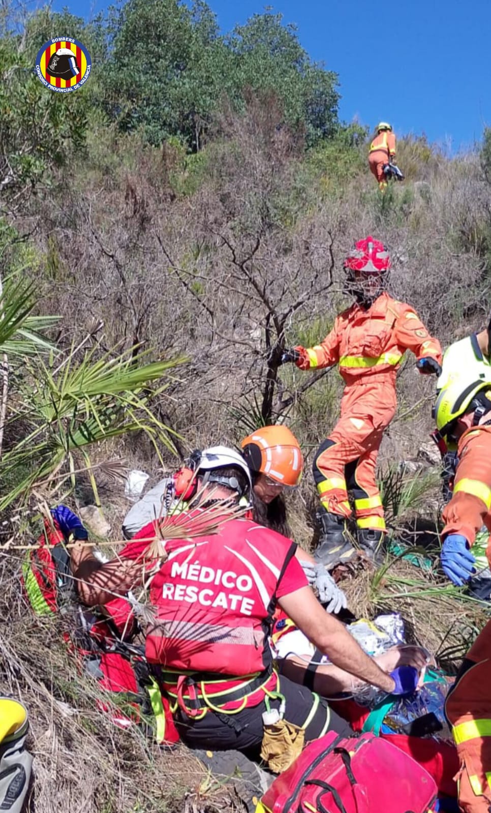 Dos heridos graves en un accidente tras caer por un terraplén en la carretera del pantano de Tous Dos heridos graves en un accidente tras caer por un terraplén en la carretera del pantano de Tous