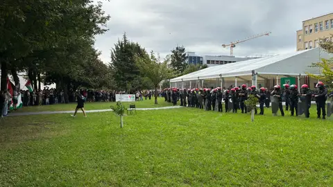 Ertzaintza y estudiantes EHU Ertzaintza y estudiantes EHU