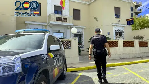 El coche de la policía junto a la fachada El coche de la policía junto a la fachada