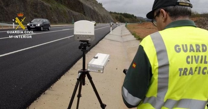La Guardia Civil investiga a un conductor que circulaba con un turismo que superaba en más del doble la velocidad máxima permitida en Turís La Guardia Civil investiga a un conductor que circulaba con un turismo que superaba en más del doble la velocidad máxima permitida en Turís