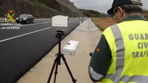 Control de velocidad de la Guardia Civil de Tráfico Control de velocidad de la Guardia Civil de Tráfico