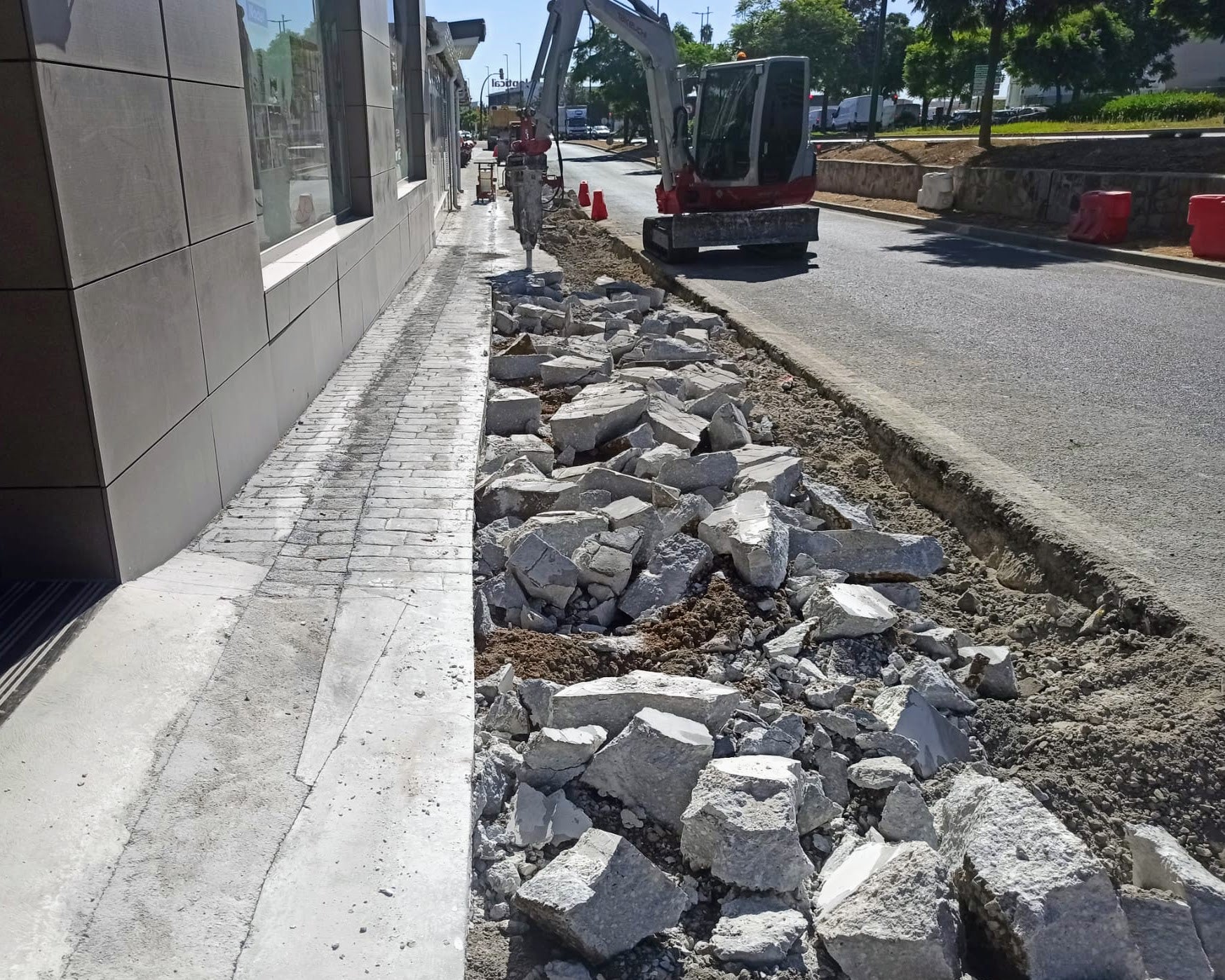 APOMA pide coordinación y ajustes de seguridad en las obras del carril bici de Ortega y Gasset a su paso por el Polígono El Viso APOMA pide coordinación y ajustes de seguridad en las obras del carril bici de Ortega y Gasset a su paso por el Polígono El Viso