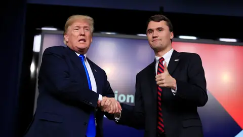 Donald Trump da la mano a Charlie Kirk en una imagen de archivo Donald Trump da la mano a Charlie Kirk en una imagen de archivo