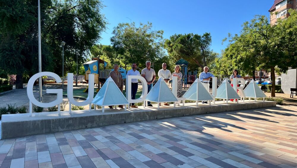 La alcaldesa de Guadalajara, Ana Guarinos, junto a miembros del equipo de gobierno y el artista Ángel Luis Lorenzo durante la presentación de las letras monumentales de la ciudad