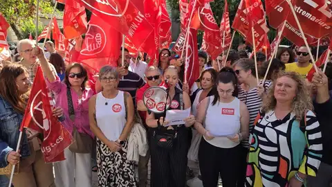 UGT y CCOO reclaman en Badajoz la reducción de la jornada laboral y exigen que "no se hurte" el debate parlamentario UGT y CCOO reclaman en Badajoz la reducción de la jornada laboral y exigen que "no se hurte" el debate parlamentario