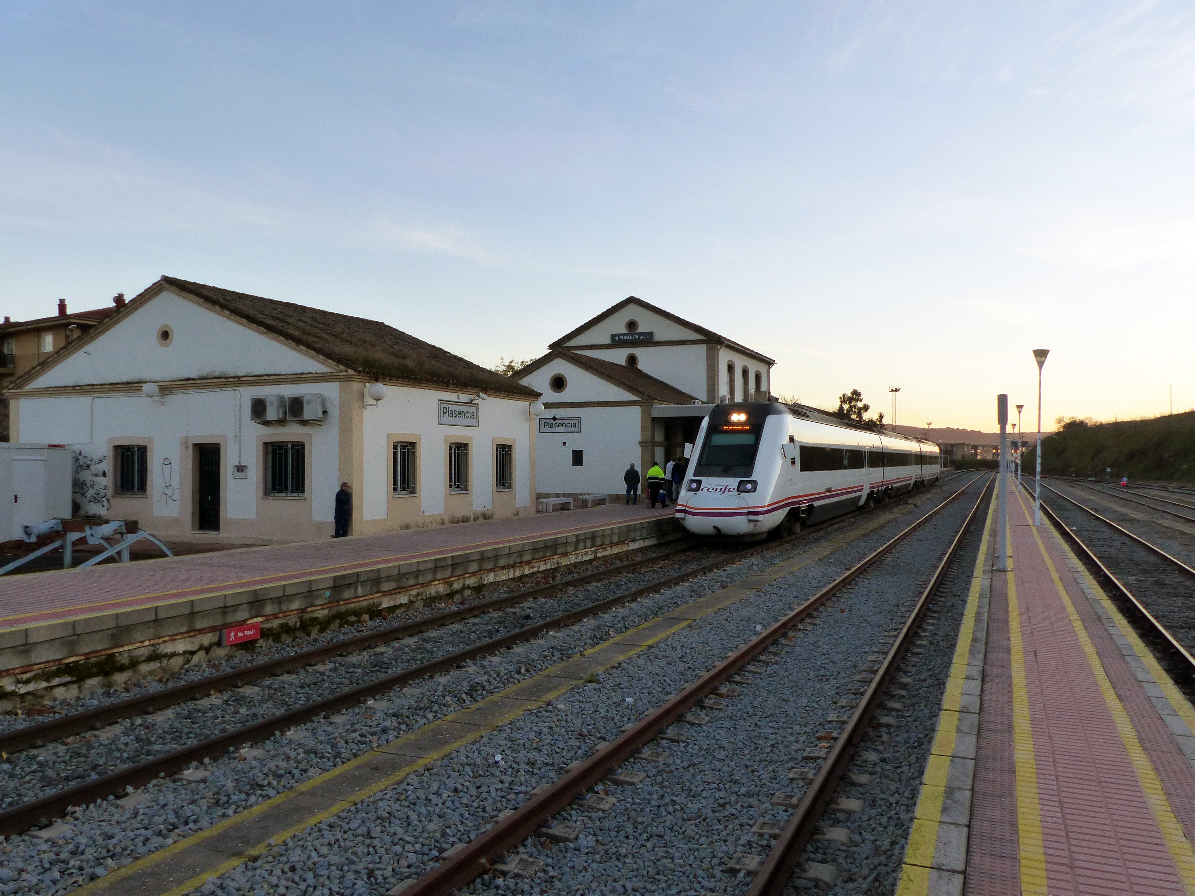 Un incidente técnico dejaba parado el Tren de Media Distancia de la línea Madrid-Sevilla en Plasencia Un incidente técnico dejaba parado el Tren de Media Distancia de la línea Madrid-Sevilla en Plasencia