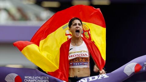 Mar&iacute;a P&eacute;rez cruza la l&iacute;nea de meta y celebra la victoria