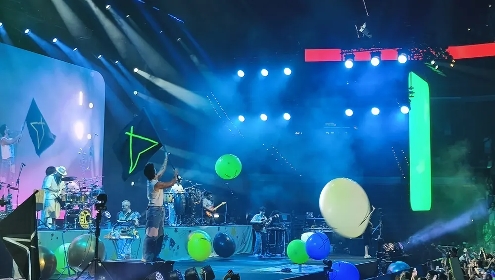 Camilo alzó la bandera de su tribu para cerrar el concierto en el Roig Arena. Camilo alzó la bandera de su tribu para cerrar el concierto en el Roig Arena.