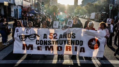 Varias personas en la manifestaci&oacute;n por el 52 aniversario del golpe de Estado de Pinochet