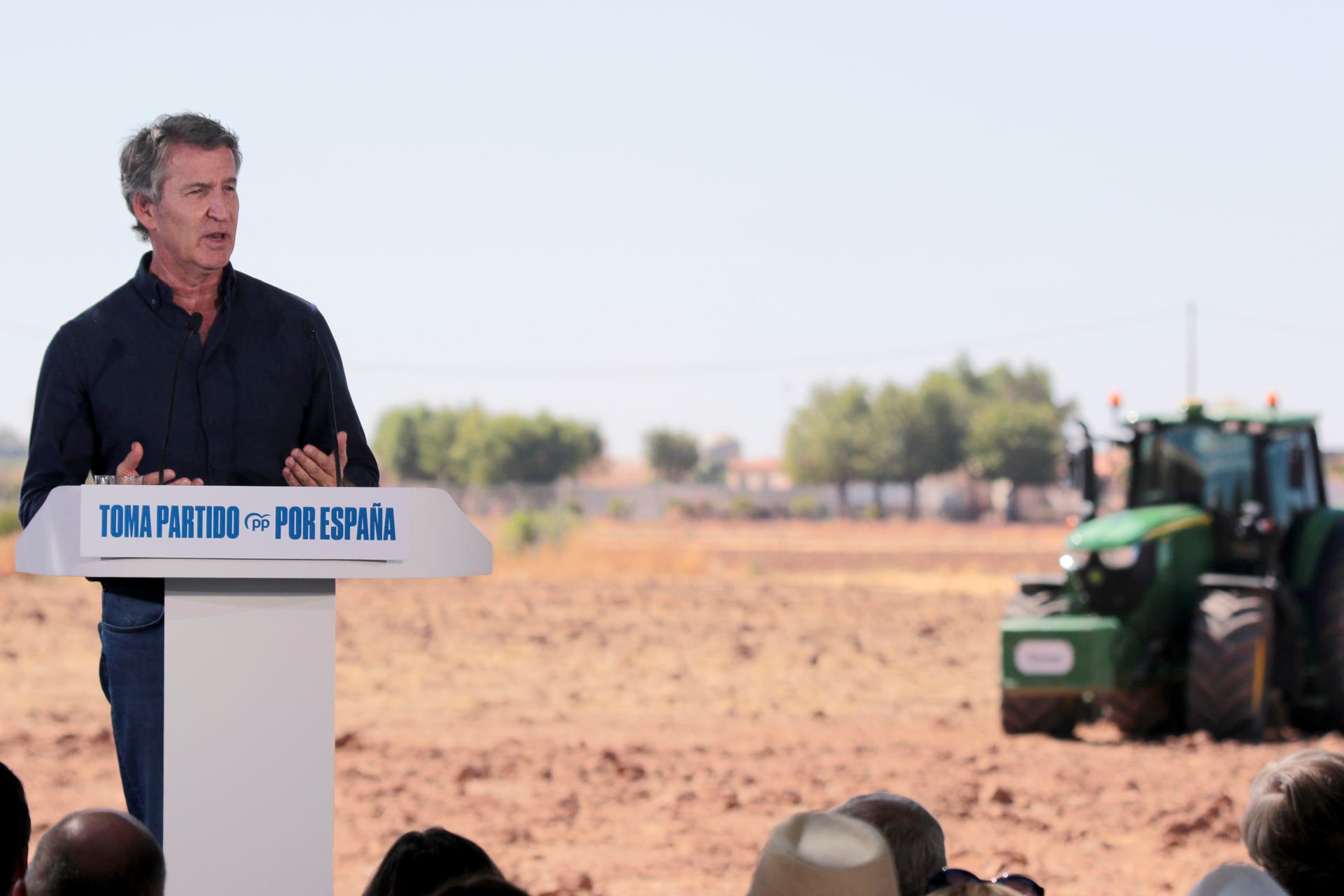 Feijóo anuncia un libro blanco para el campo y pide acabar con el "ruido" para que "las medidas lleguen a los ciudadanos" Feijóo anuncia un libro blanco para el campo y pide acabar con el "ruido" para que "las medidas lleguen a los ciudadanos"