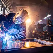 Un trabajador del sector del metal Un trabajador del sector del metal