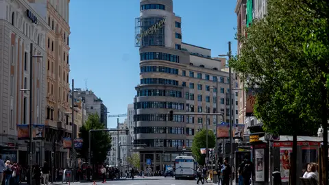 Un aparatoso incendio en una azotea de Gran Vía obliga a cortar el tráfico