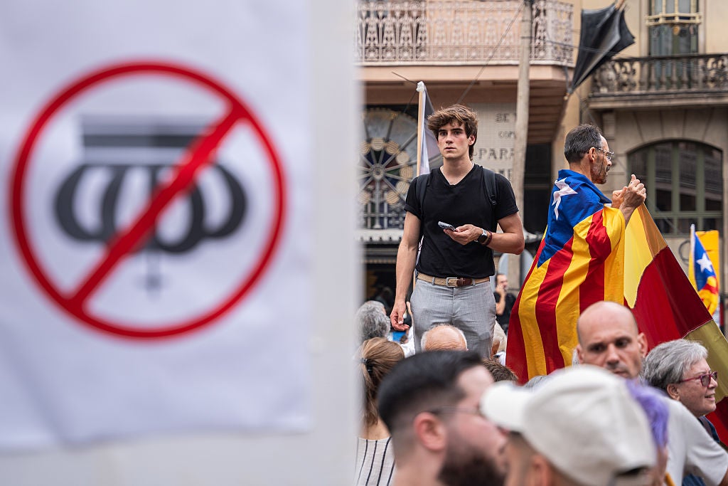 El Ayuntamiento de Girona cumple la sentencia y coloca un retrato de Felipe VI a través de un mosaico con fotos del 1-O El Ayuntamiento de Girona cumple la sentencia y coloca un retrato de Felipe VI a través de un mosaico con fotos del 1-O