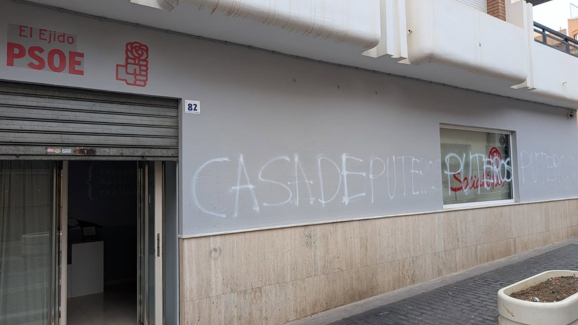"Casa de puteros": la sede del PSOE en El Ejido vuelve a amanecer con pintadas "Casa de puteros": la sede del PSOE en El Ejido vuelve a amanecer con pintadas