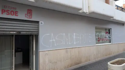 Pintadas en la fachada de la sede del PSOE en El Ejido Pintadas en la fachada de la sede del PSOE en El Ejido