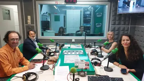 El gobierno local reconoce que "es mejorable" la limpieza de Santiago porque "los camiones tienen sus limitaciones" mientras la oposición cree que "nunca estuvo tan sucia a ciudad" El gobierno local reconoce que "es mejorable" la limpieza de Santiago porque "los camiones tienen sus limitaciones" mientras la oposición cree que "nunca estuvo tan sucia a ciudad"