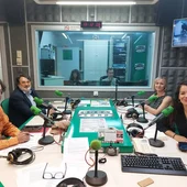 El gobierno local reconoce que "es mejorable" la limpieza de Santiago porque "los camiones tienen sus limitaciones" mientras la oposición cree que "nunca estuvo tan sucia a ciudad" El gobierno local reconoce que "es mejorable" la limpieza de Santiago porque "los camiones tienen sus limitaciones" mientras la oposición cree que "nunca estuvo tan sucia a ciudad"