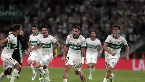 El Elche celebra el gol de Valera ante el Betis. El Elche celebra el gol de Valera ante el Betis.