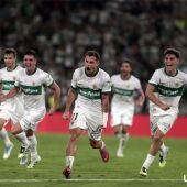 El Elche celebra el gol de Valera ante el Betis.