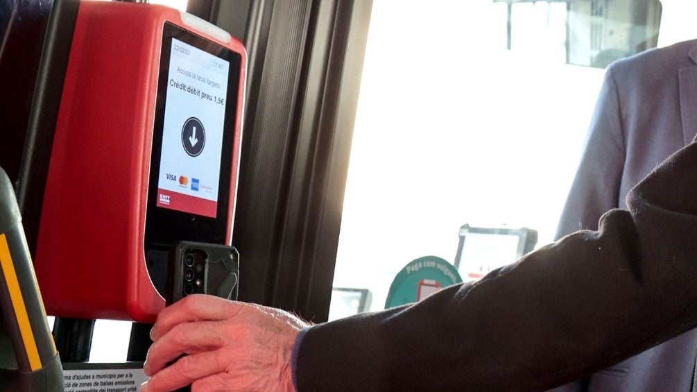 ‘MovimEMT’: el nuevo sistema que permite viajes ilimitados en la EMT por 21 euros al mes ‘MovimEMT’: el nuevo sistema que permite viajes ilimitados en la EMT por 21 euros al mes