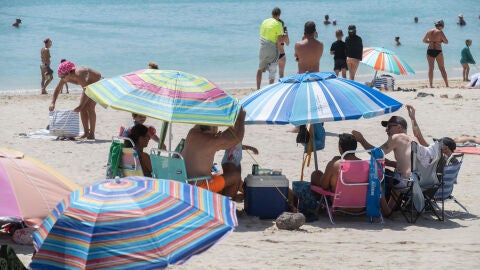 Imagen de archivo de unas personas en una playa de Canarias durante un d&iacute;a de altas temperaturas