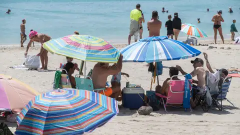 Imagen de archivo de unas personas en una playa de Canarias durante un día de altas temperaturas Imagen de archivo de unas personas en una playa de Canarias durante un día de altas temperaturas