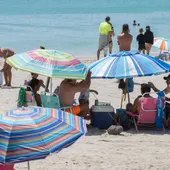 Imagen de archivo de unas personas en una playa de Canarias durante un día de altas temperaturas Imagen de archivo de unas personas en una playa de Canarias durante un día de altas temperaturas