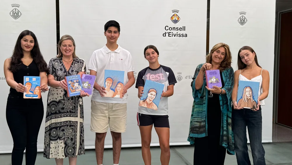 Un momento de la presentación de las agendas en el Consell d'Eivissa con algunos de sus protagonistas Un momento de la presentación de las agendas en el Consell d'Eivissa con algunos de sus protagonistas