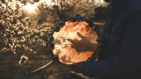 Castora Herz presenta su nuevo single en colaboración con el rapero Sator Sánchez .
