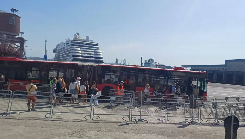 Servicio especial de la Compañía de Tranvías en el Puerto para desplazar cruceristas Servicio especial de la Compañía de Tranvías en el Puerto para desplazar cruceristas