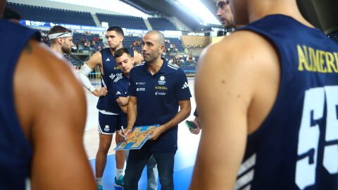 20-9-2025 Javi Rodriguez, entrenador del Alimerka Oviedo Baloncesto, en el amistoso ante Momb&uacute;s Obradoiro