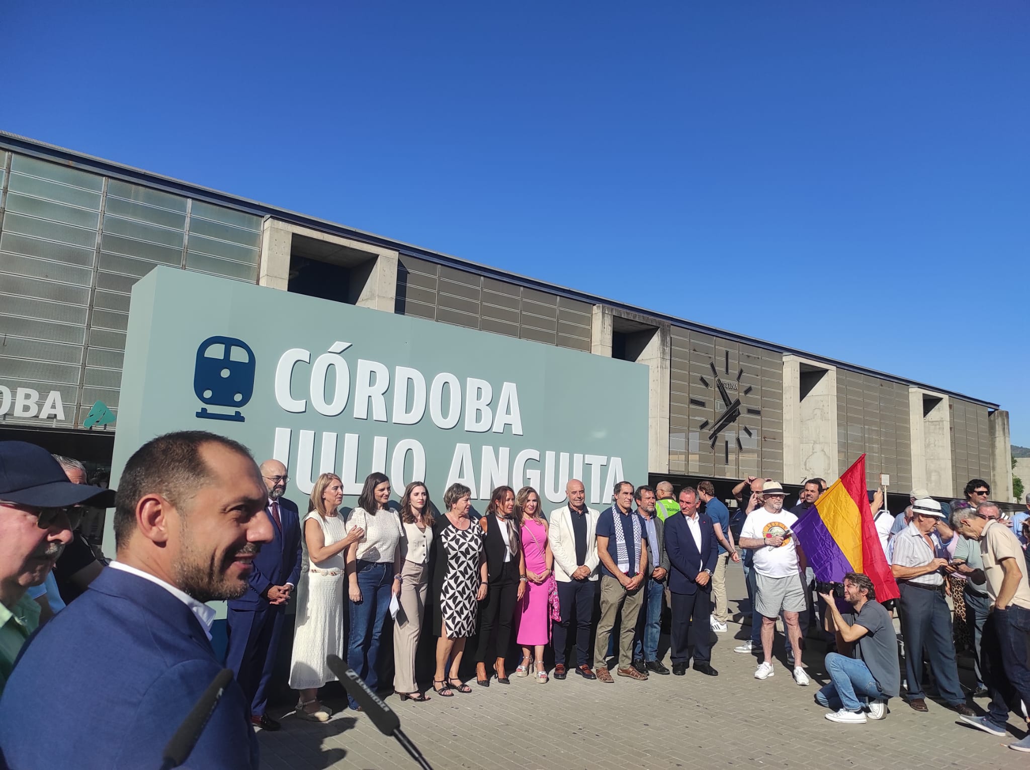 Un nombre para una estación, Julio Anguita Un nombre para una estación, Julio Anguita