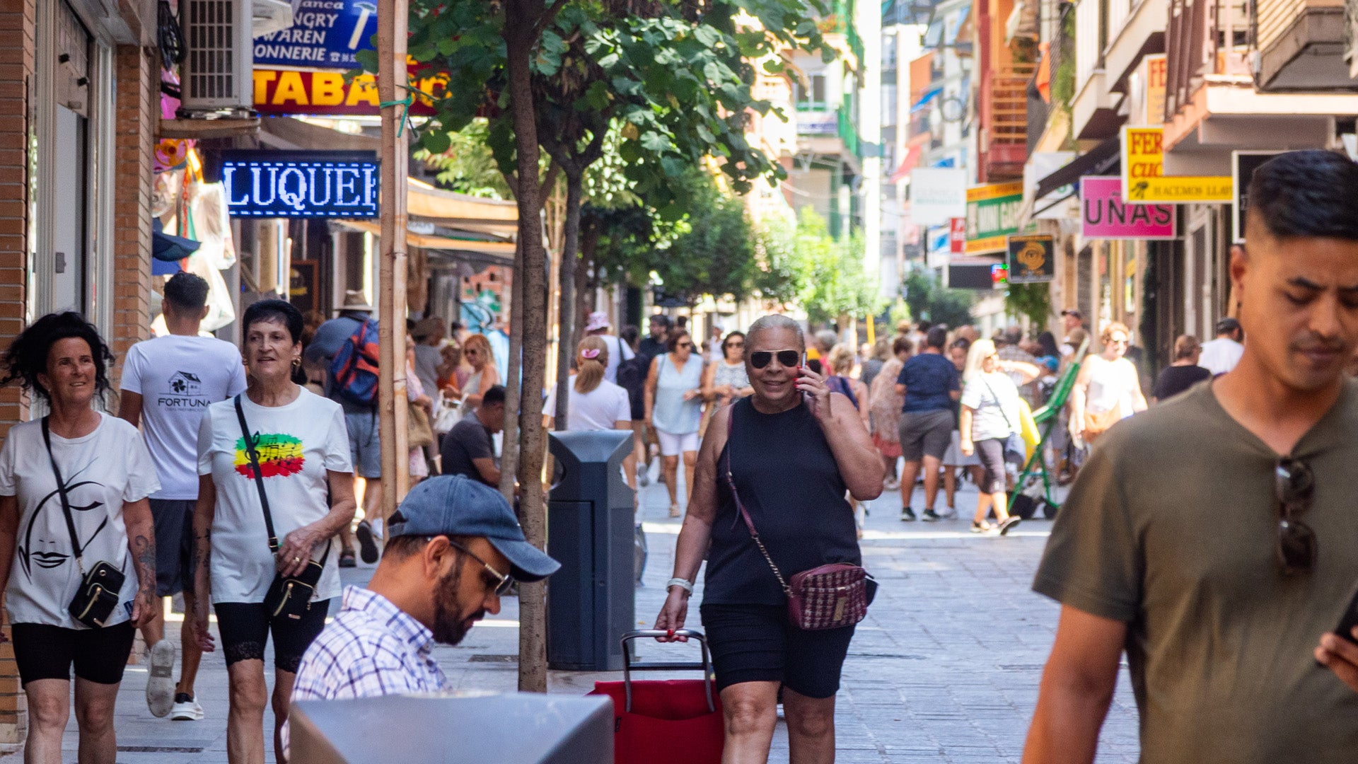 El comercio de Benidorm sufre un verano negro pese al repunte turístico El comercio de Benidorm sufre un verano negro pese al repunte turístico