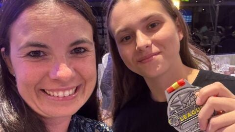 Irene del Rey luce su medalla del plata