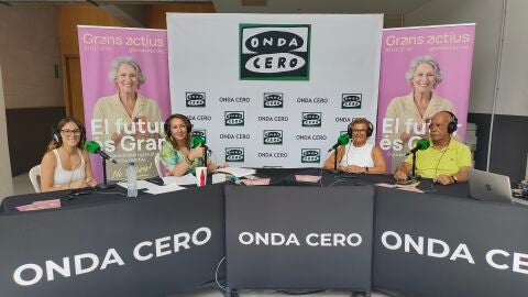 Usuarios y profesores de 'Grans Actius' junto a Elka Dimitrova.