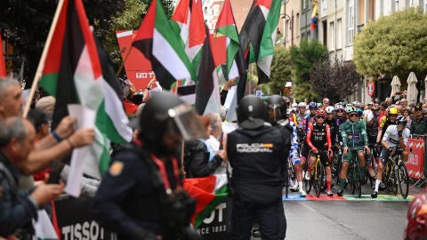 Un grupo de aficionados protesta con banderas palestinas antes de la 17.&ordf; Etapa de La Vuelta a Espa&ntilde;a 2025
