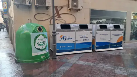 Contenedores en una calle céntrica de Alicante Contenedores en una calle céntrica de Alicante