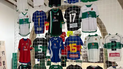 La Lonja Medieval acoge una exposición de camisetas históricas del Elche . La Lonja Medieval acoge una exposición de camisetas históricas del Elche .