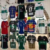 La Lonja Medieval acoge una exposición de camisetas históricas del Elche .