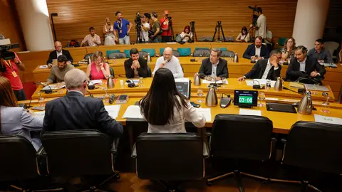 Miembros de la comisión de investigación de Les Corts. Miembros de la comisión de investigación de Les Corts.