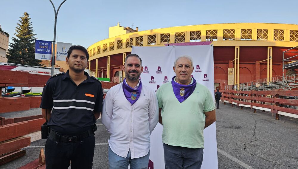 De izquierda a derecha: David de Diego, Jefe de Protección Civil, Santiago López, concejal de Festejos y Chema Antón, concejal de Seguridad de Guadalajara
