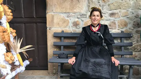 María José Hevia Velasco ataviada con el traje típico de Cabranes María José Hevia Velasco ataviada con el traje típico de Cabranes