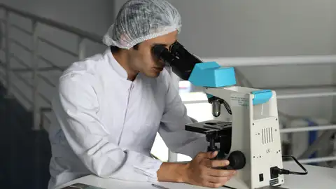 Imagen de un científico frente a un microscopio La IA pronostica el riesgo de enfermedades en un paciente con décadas de antelación